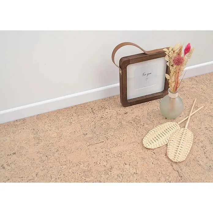 Bricoflor Korkboden Klick-System Korkparkett versiegelt, Rustikal creme hell, 2,136 qm/Karton - 295 x 905 x 10,5 mm - Naturkorkboden mit strukturierter Oberfläche, der eine warme und umweltfreundliche Grundlage für Innenräume bietet.