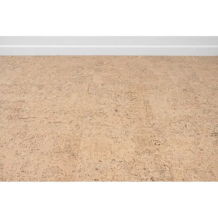 Bricoflor Korkboden Klick-System Korkparkett versiegelt, Rustikal creme hell, 2,136 qm/Karton - 295 x 905 x 10,5 mm - Naturbrauner Korkboden mit gesprenkelter Textur, verlegt bis zu einer weißen Fußleiste.