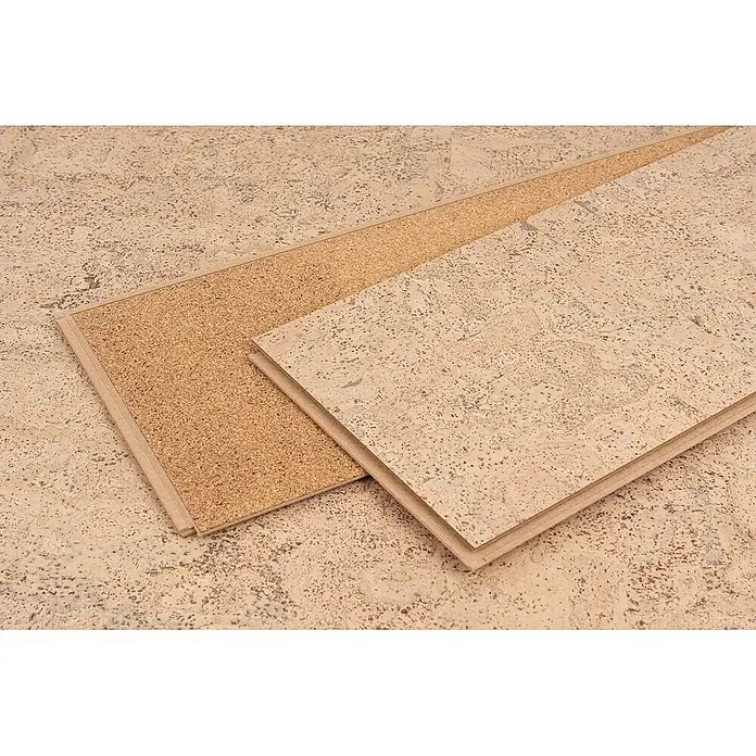 Bricoflor Korkboden Klick-System Korkparkett versiegelt, Rustikal creme hell, 2,136 qm/Karton - 295 x 905 x 10,5 mm - Zwei naturfarbene Kork-Bodenpaneele mit gesprenkelter Textur, eines zeigt die Unterseite und das Klicksystem, auf Korkboden.