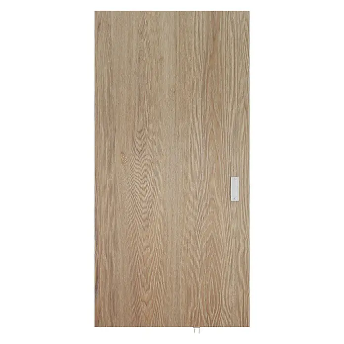Inova Schiebetür-Komplettset Holzschiebetür Eiche mit verdeckter Laufschiene und Softclose 1030 x 2100mm - 1.030 x 2.100 mm - Hellbraune Holzpaneele mit einem rechteckigen silbernen Griff an der rechten Seite und zwei kleinen Metallbefestigungen unten.