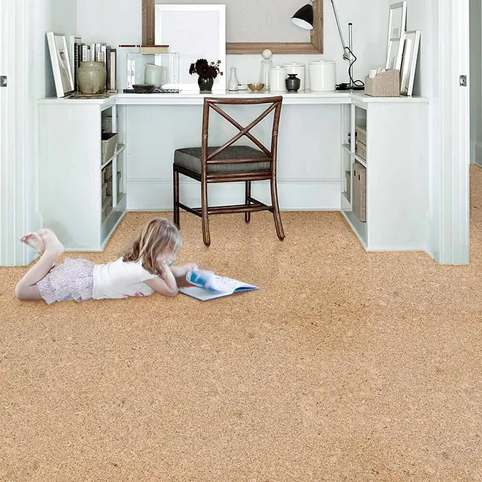 Bricoflor Korkboden Klick-System Korkparkett versiegelt, Klassik grob creme, 2,136 qm/Karton - 295 x 905 x 10,5 mm - Naturfarbener, hellbrauner Korkboden in einem Home Office, auf dem ein Kind bequem liest.