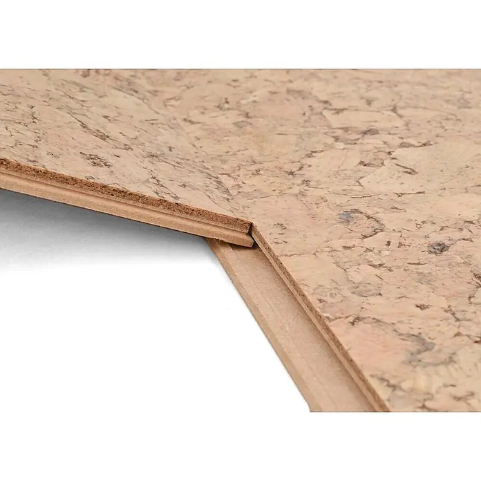 Bricoflor Korkboden Klick-System Korkparkett versiegelt, Klassik grob creme, 2,136 qm/Karton - 295 x 905 x 10,5 mm - Zwei hellbraune Korkbodenplatten mit Marmorierung, die das Nut-und-Feder-Verriegelungssystem zeigen.