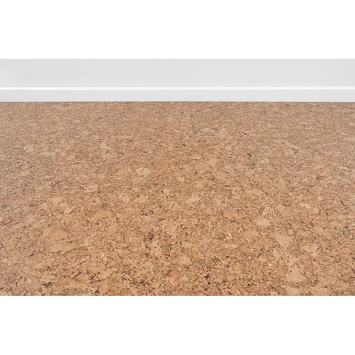 Bricoflor Korkboden Klick-System Korkparkett versiegelt, Klassik grob natur, 2,136 qm/Karton - 295 x 905 x 10,5 mm - Strukturierter Korkboden, der in den Vordergrund reicht, begrenzt durch eine weiße Fußleiste.