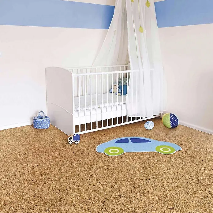 Bricoflor Korkboden Klick-System Korkparkett versiegelt, Klassik grob natur, 2,136 qm/Karton - 295 x 905 x 10,5 mm - Naturkorkboden bedeckt den Boden eines Kinderzimmers mit seiner charakteristischen hellbraunen, gesprenkelten Textur.