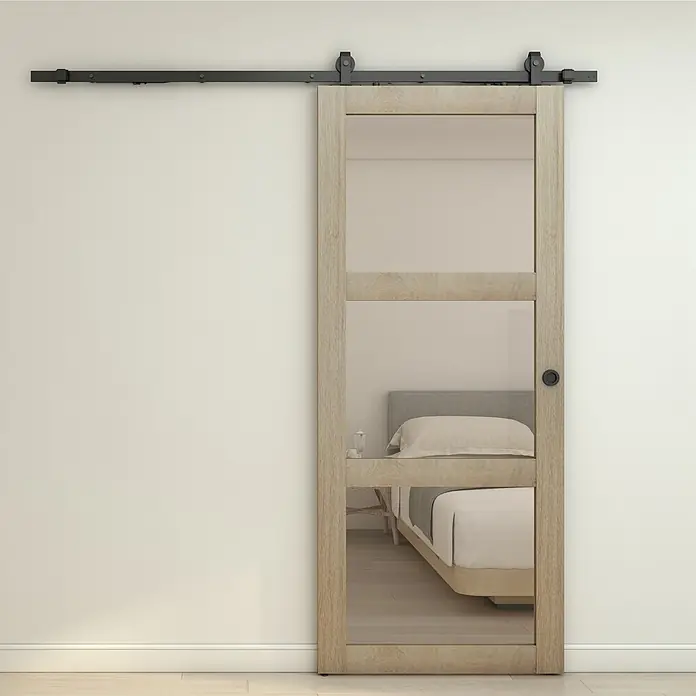 Inova Schiebetür-Komplettset Holzschiebetür Eiche mit Glaseinsatz und Softclose 1025 x 2150 mm - 1.025 x 2.150 mm - Schiebetür aus hellem Holz mit Milchglas und schwarzer Laufschiene, die ein Schlafzimmer teilweise zeigt.