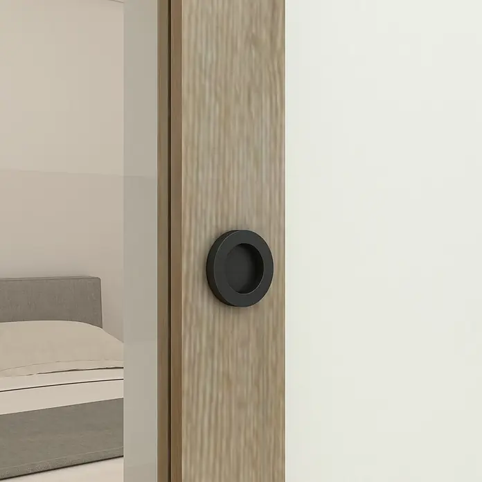 Inova Schiebetür-Komplettset Holzschiebetür Eiche mit Glaseinsatz und Softclose 1025 x 2150 mm - 1.025 x 2.150 mm - Schwarze runde Griffmuschel an einer Holzschiebetür, die ein Schlafzimmer zeigt.