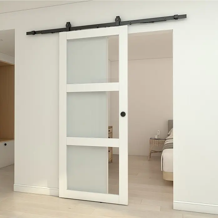 Inova Schiebetür-Komplettset Holzschiebetür Weiß mit Glaseinsatz und Softclose 1025 x 2150 mm - 1.025 x 2.150 mm - Weiße Holz-Schiebetür mit drei Milchglasscheiben auf schwarzer Laufschiene, die zwei Räume trennt.