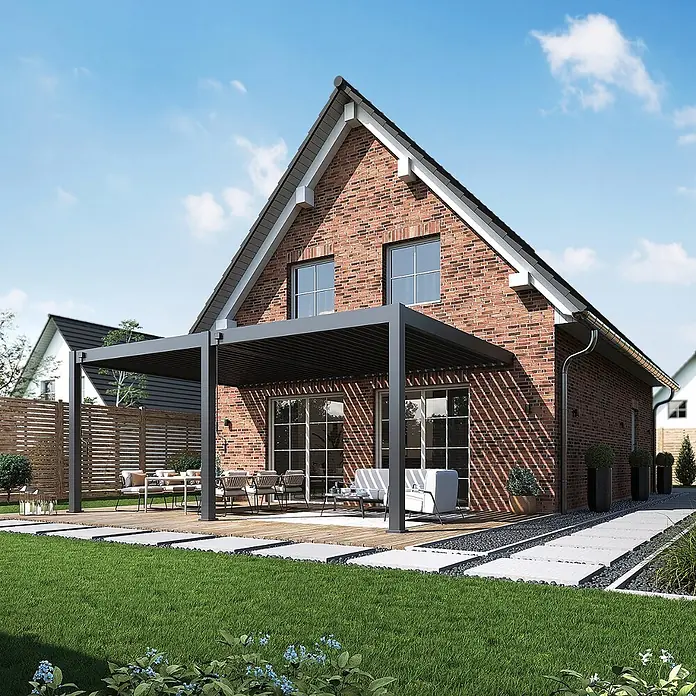 Weide Terrassenüberdachung - B x T: 600 m x 400 cm, Anthrazit, Anthrazit - Eine große, dunkelgraue Metallpergola erstreckt sich von einem modernen Backsteinhaus und beschattet eine Terrasse mit Sitzgelegenheiten.