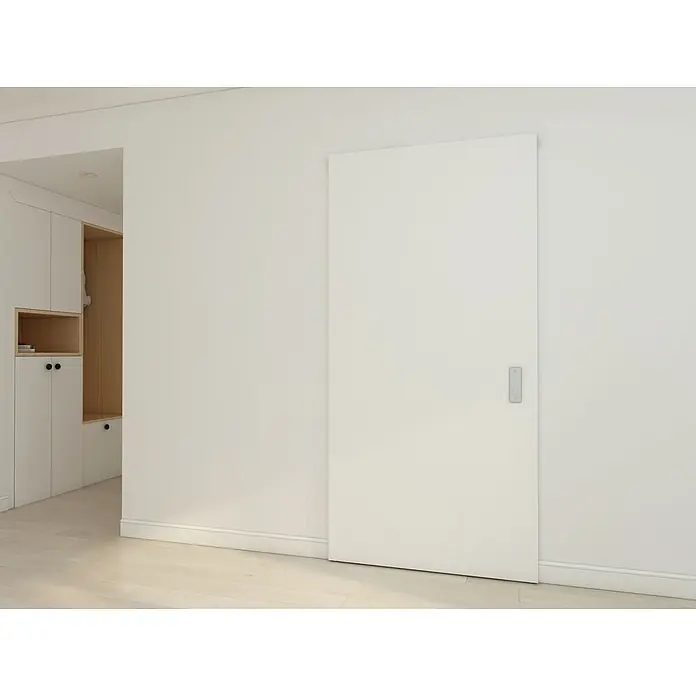 Inova Schiebetür-Komplettset Holzschiebetür Weiß mit verdeckter Laufschiene und Softclose 1030 x 2100 mm - 1.030 x 2.100 mm - Weiße, strukturierte Schiebetür mit eingelassenem silbernem Griff, Teil eines modernen, minimalistischen Interieurs.