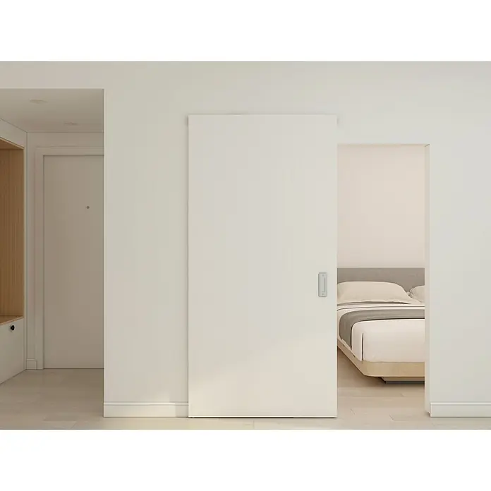 Inova Schiebetür-Komplettset Holzschiebetür Weiß mit verdeckter Laufschiene und Softclose 1030 x 2100 mm - 1.030 x 2.100 mm - Weiße strukturierte Schiebetür in modernem Interieur, teilweise geöffnet zu einem Schlafzimmer mit Bett.