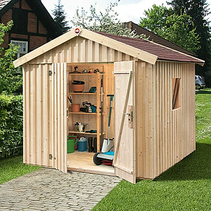 Weka Gerätehaus - Außenbreite inkl. Dachüberstand: 277 cm, Außentiefe inkl. Dachüberstand: 208 cm, Holz, Natur - Ein geräumiges Gartenhaus aus hellem Holz mit offenstehenden Türen, das einen Einblick in das ordentliche Innere mit Regalen und Gartengeräten bietet.