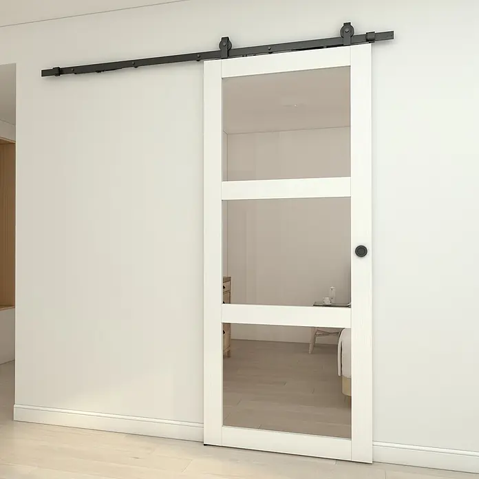Inova Schiebetür-Komplettset Holzschiebetür Weiß mit Glaseinsatz und Softclose 900 x 2150 mm - 900 x 2.150 mm - Weiße Holztür als Schiebetür mit drei Klarglasfeldern, an schwarzer Hängeschiene montiert, teilweise geöffnet.