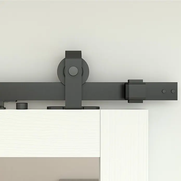 Inova Schiebetür-Komplettset Holzschiebetür Weiß mit Glaseinsatz und Softclose 900 x 2150 mm - 900 x 2.150 mm - Schwarze Schiebetürbeschläge mit Schiene, Rolle und Stopper, über einer hellen Tür montiert.