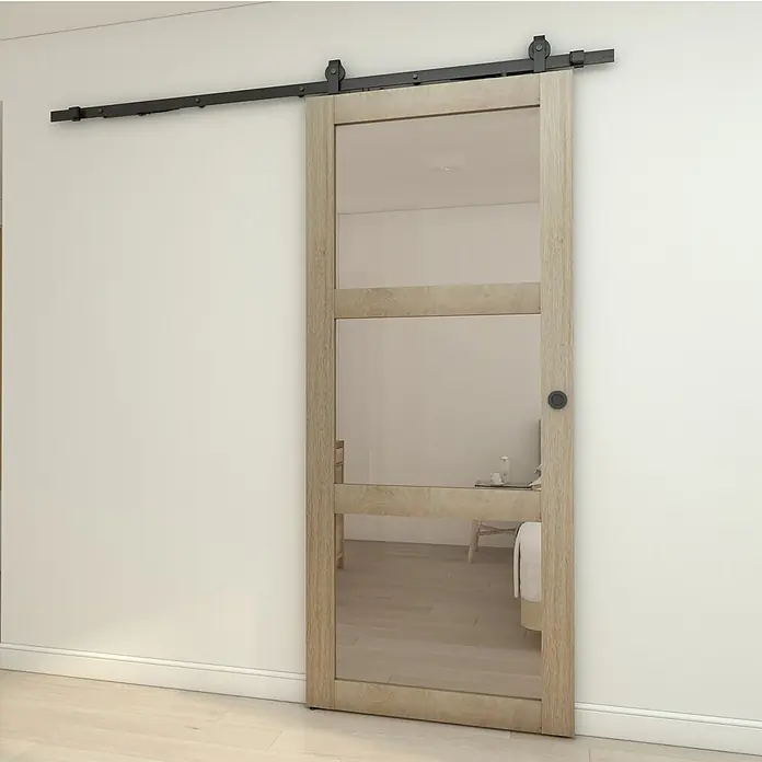 Inova Schiebetür-Komplettset Holzschiebetür Eiche mit Glaseinsatz und Softclose 900 x 2150 mm - 900 x 2.150 mm - Moderne Scheunentür aus hellem Holz und Glas mit schwarzer Schiebevorrichtung als Raumteiler.