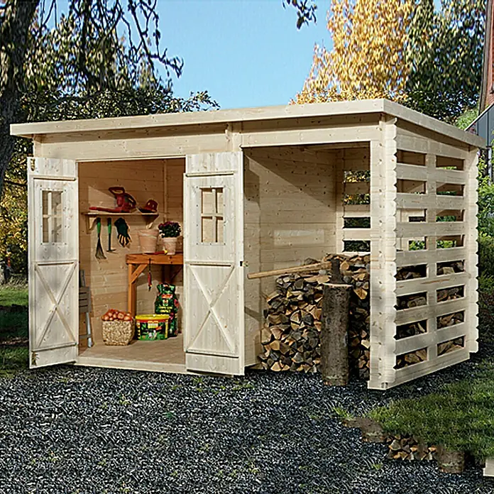 Weka Gartenhaus Milano Plus - Außenmaß inkl. Dachüberstand (B x T): 346 x 240 cm, Holz, Natur, Pultdach, 6,6 m² - Das Bild zeigt ein hölzernes Gartenschuppen mit zwei Abteilen, eines geschlossen mit Regalen und das andere offen zur Lagerung von Holz.