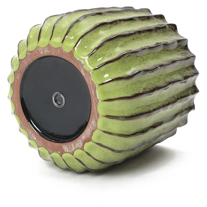 Hometopia Pflanztopf HTPL0078-GR - 1 Stk., Außenmaß (Ø x H): 23 x 21,5 cm, Keramik, Grün - Glänzender grüner gerippter Keramiktopf, der seinen dunklen Boden mit einer Zentralschraube und einem rotbraunen Rand zeigt.