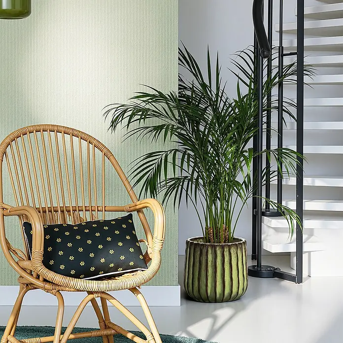 Hometopia Pflanztopf HTPL0078-GR - 1 Stk., Außenmaß (Ø x H): 23 x 21,5 cm, Keramik, Grün - Gemütlicher Rattansessel mit dunklem Kissen und gelben Blumenmustern in einem modernen Wohnbereich.