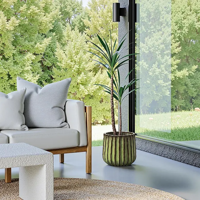 Hometopia Pflanztopf HTPL0078-GR - 1 Stk., Außenmaß (Ø x H): 23 x 21,5 cm, Keramik, Grün - Weißes Outdoor-Sofa mit hellgrauen Kissen und strukturiertem Beistelltisch auf einer Terrasse, umgeben von üppigem Grün.