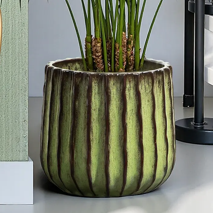 Hometopia Pflanztopf HTPL0078-GR - 1 Stk., Außenmaß (Ø x H): 23 x 21,5 cm, Keramik, Grün - Grüner glasierter Keramiktopf mit dunkelbraunen Streifen, der eine Pflanze enthält.