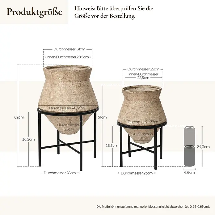 Hometopia Pflanztopf HTPL0359-BR - 2 Stk., Außenmaß (Ø x H): 62,5 x 62,5 cm, Metall, braun - Zwei helle, strukturierte Pflanzgefäße auf schwarzen Metallständern mit Größenangaben.