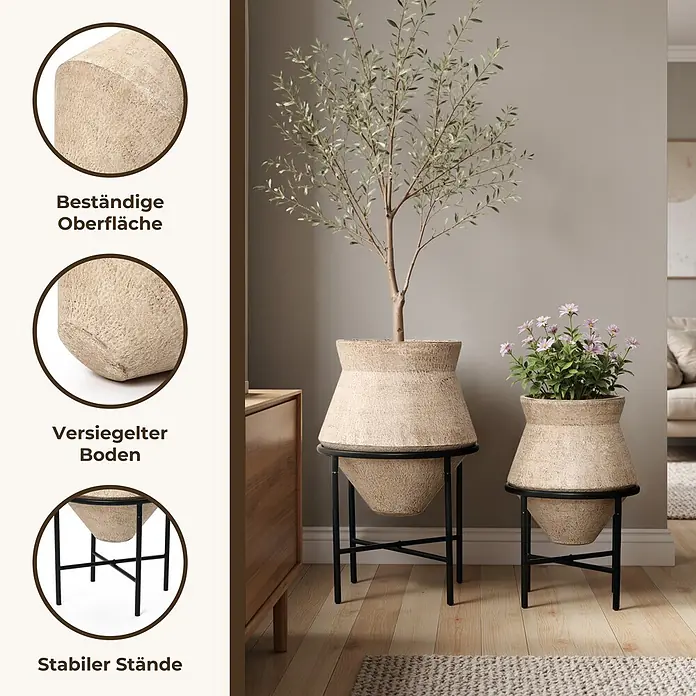 Hometopia Pflanztopf HTPL0359-BR - 2 Stk., Außenmaß (Ø x H): 62,5 x 62,5 cm, Metall, braun - Zwei beigefarbene strukturierte Pflanzgefäße auf schwarzen Metallständern in einem modernen Wohnzimmer.