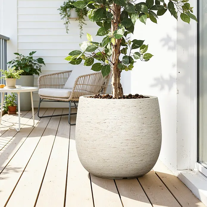 Hometopia Pflanztopf HTPL0166 - Außenmaß (Ø x H): 31 x 31,8 cm, Verbundwerkstoff, Weiß - Großer, strukturierter hellbeiger Pflanzkübel mit Baum auf einem sonnigen Balkon.