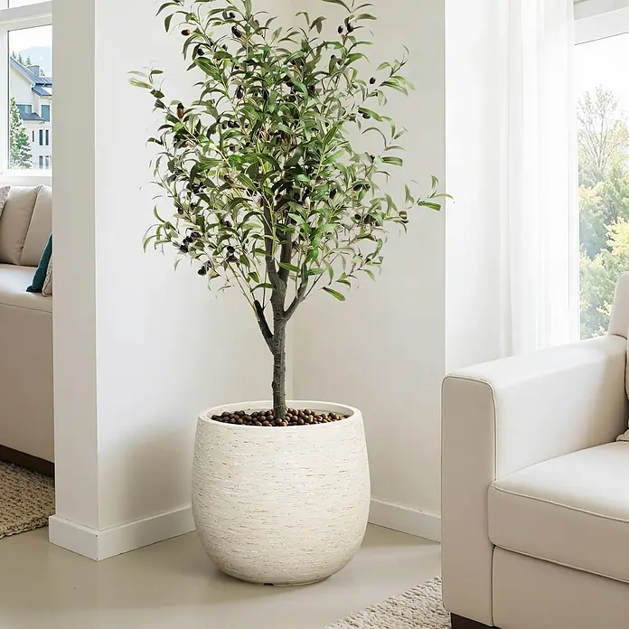 Hometopia Pflanztopf HTPL0166 - Außenmaß (Ø x H): 31 x 31,8 cm, Verbundwerkstoff, Weiß - Ein hoher künstlicher Olivenbaum mit dunklen Oliven in einem großen cremefarbenen Topf, in einer hellen Ecke eines Wohnzimmers.