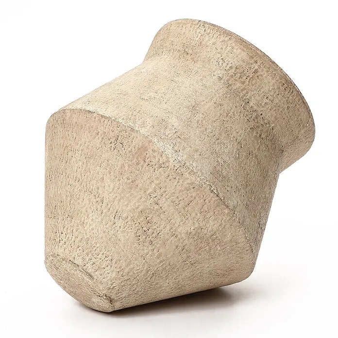 Hometopia Pflanztopf HTPL0359-BR - 2 Stk., Außenmaß (Ø x H): 62,5 x 62,5 cm, Metall, braun - Hellbeiger, strukturierter Pflanzentopf mit rustikalem Finish, auf die Seite gekippt.