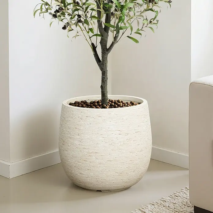 Hometopia Pflanztopf HTPL0166 - Außenmaß (Ø x H): 31 x 31,8 cm, Verbundwerkstoff, Weiß - Großer künstlicher Olivenbaum in strukturiertem, hellem beigem Pflanzgefäß, als Deko für Innenräume.