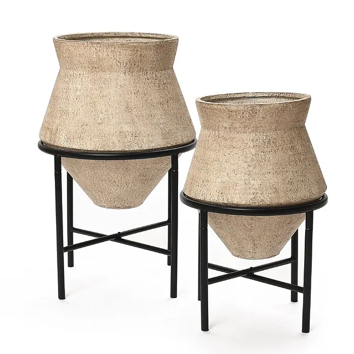 Hometopia Pflanztopf HTPL0359-BR - 2 Stk., Außenmaß (Ø x H): 62,5 x 62,5 cm, Metall, braun - Zwei strukturierte beige Pflanzgefäße mit schwarzen Metallständern, eines größer als das andere.