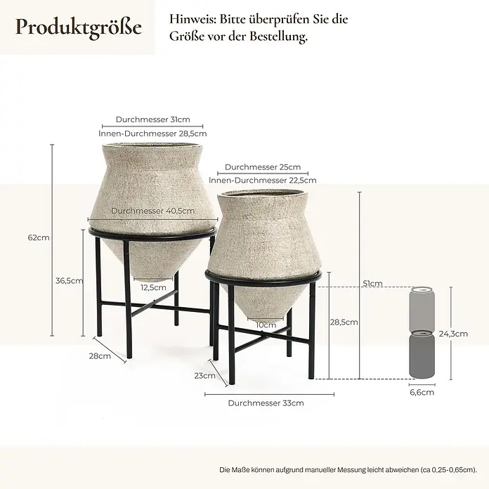 2er Blumentopf Set Frostsicher Formstabil -  - Zwei strukturierte, hellfarbene Pflanzgefäße auf schwarzen Metallständern mit detaillierten Produktmaßen.