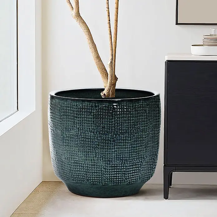 Hometopia Pflanztopf HTPL0037-L - 1 Stk., Außenmaß (Ø x H): 39 x 34 cm, Keramik - Dunkelgrüner strukturierter Keramik-Pflanztopf mit Pflanze, in einem modernen Raumambiente.