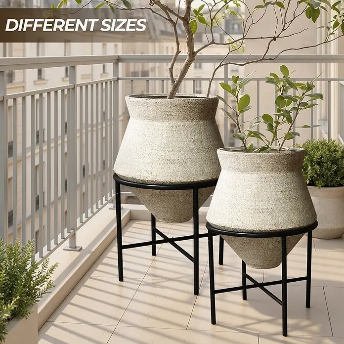 2er Blumentopf Set Frostsicher Formstabil -  - Zwei texturierte hellbeige Pflanzgefäße auf schwarzen Metallständern, in verschiedenen Größen auf einem sonnigen Balkon.