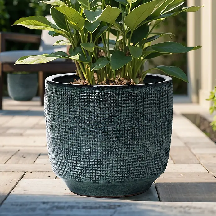 Hometopia Pflanztopf HTPL0037-L - 1 Stk., Außenmaß (Ø x H): 39 x 34 cm, Keramik - Dunkelgrüner texturierter Pflanzkübel mit Pflanze auf einer Holzterrasse.
