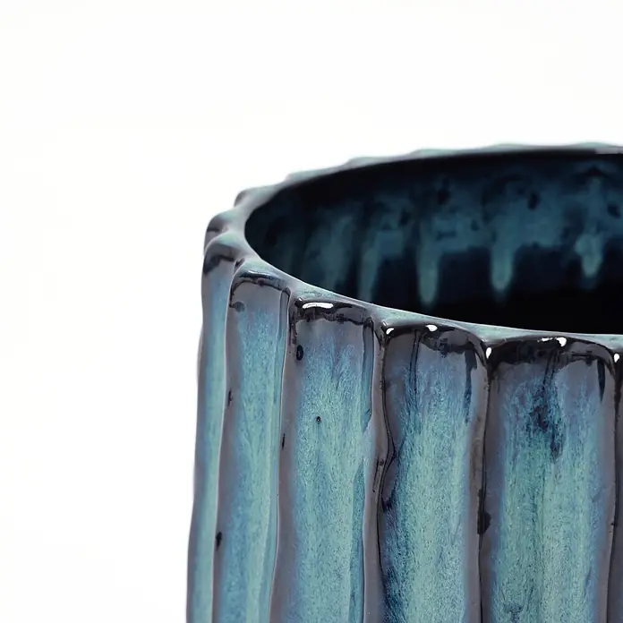 Keramik Blumentopf -  - Nahaufnahme einer gerillten Keramikvase mit changierender blau-grüner Glasur.