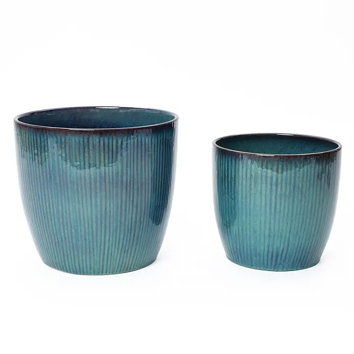 Hometopia Pflanztopf HTPL0081-M - 1 Stk., Außenmaß (Ø x H): 38 x 28,5 cm, Keramik, Blaugrün - Zwei blau/türkis glasierte Keramik-Pflanzgefäße mit Rillenstruktur und braunem Rand, ein größeres, ein kleineres.