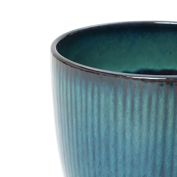 Hometopia Pflanztopf HTPL0081-M - 1 Stk., Außenmaß (Ø x H): 38 x 28,5 cm, Keramik, Blaugrün - Nahaufnahme eines türkisfarbenen Keramiktopfes mit Rillenstruktur, dunkelbraunem Rand und dunklerem türkisfarbenem Innenraum.