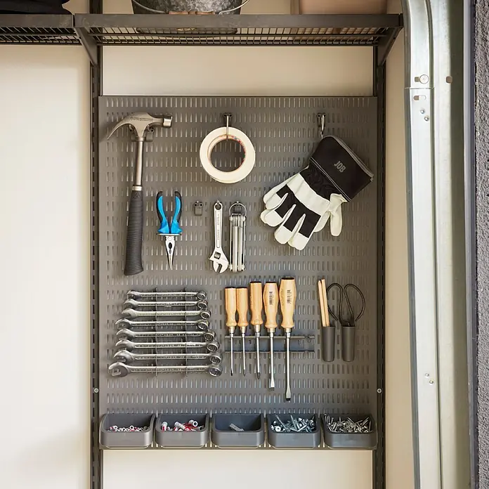 Elfa Garage+ by Elfa Kleinteileeinsatz Becher für Lochwand - L x B x H: 3 x 3,7 x 7,5 cm, Grau matt - Graue Metall-Lochplatte organisiert Werkzeuge wie Hammer, Schraubenschlüssel, Schraubendreher und Arbeitshandschuhe, mit kleinen Behältern für Kleinteile.