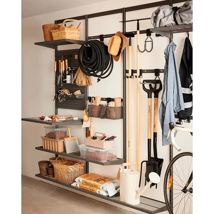 Elfa Garage+ by Elfa Wandhaken-Set - 3 Stk. - Dunkelgraues modulares Wandregalsystem, organisiert mit Gartenwerkzeugen, Schlauch und anderen Gegenständen in einer Garage.