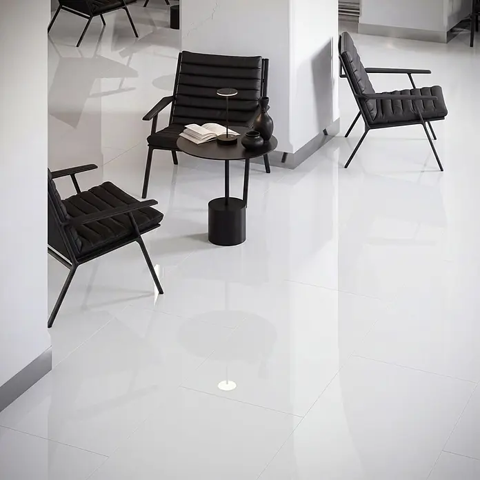Feinsteinzeugfliese XXL - 60 x 120 cm, Weiß, Glänzend - Glänzende weiße Bodenfliesen in einem modernen Loungebereich mit schwarzen Stühlen und Tisch.