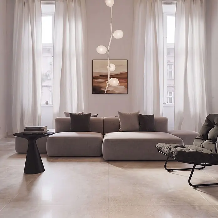 Feinsteinzeugfliese Metallique - 120 x 120 cm, Weiß, Matt - Modernes Wohnzimmer mit hellgrauem Modulsofa, dunklem Polstersessel und schwarzem Beistelltisch.