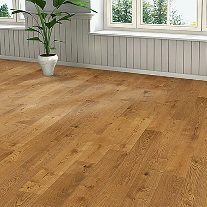 Living by Haro Designbodenmuster Eiche Mokkabraun - 290 x 173 x 12 mm, Landhausdiele - Detailaufnahme eines eleganten Raumes mit einem hellbraunen Holzboden, der Wärme und Natürlichkeit ausstrahlt. Eine Zimmerpflanze ergänzt das Interieur.