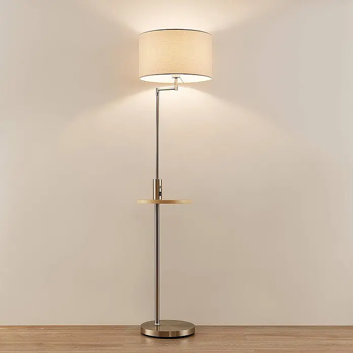 Lindby Stehlampe Wohnzimmer in nickel satiniert, beige, Stehleuchte -  - Stehleuchte mit beigem Stoffschirm, silbernem Metallfuß und integriertem Holzregal mit USB-Ladeanschluss.