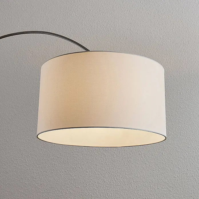 Lindby Stehlampe in nickel satiniert, weiß, Bogenlampe Wohnzimmer -  - Heller, zylindrischer Stofflampenschirm einer Bogenleuchte mit dunklem Arm.