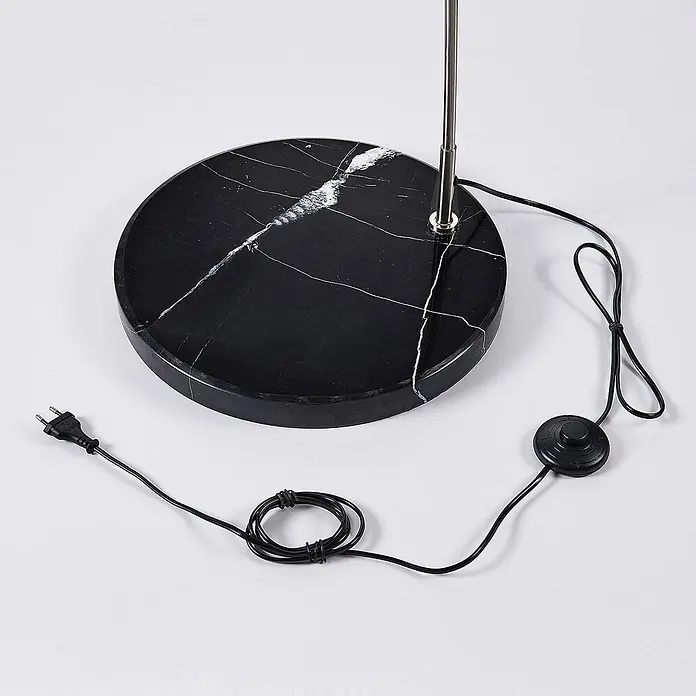 Lindby Stehlampe in nickel satiniert, weiß, Bogenlampe Wohnzimmer -  - Runder Lampenfuß aus schwarzem Marmor mit silberner Stange, schwarzem Kabel und Fußschalter.