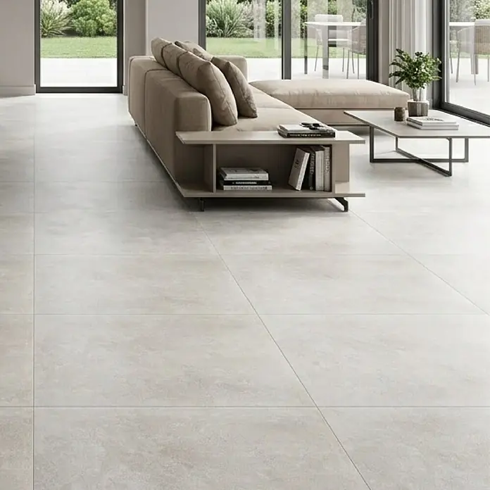 Feinsteinzeugfliese Metallique - 120 x 120 cm, Weiß, Matt - Großformatige hellbeige/graue Bodenfliesen in einem modernen Wohnzimmer, passend zur neutralen Einrichtung.