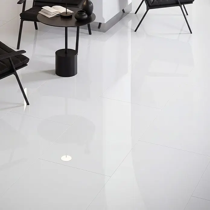 Feinsteinzeugfliese XXL - 60 x 120 cm, Weiß, Glänzend - Glänzende weiße Bodenfliesen, die eine moderne Einrichtung mit schwarzen Möbeln reflektieren.