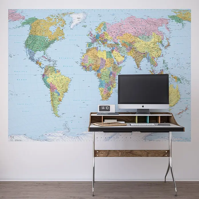 Komar Fototapete World Map - 4 -tlg., B x H: 254 x 184 cm, Papier - Moderner Schreibtisch mit schwarzer Platte, Holzapplikationen und Chrombeinen, mit integrierten Fächern, als Computerarbeitsplatz vor einer Weltkarte.