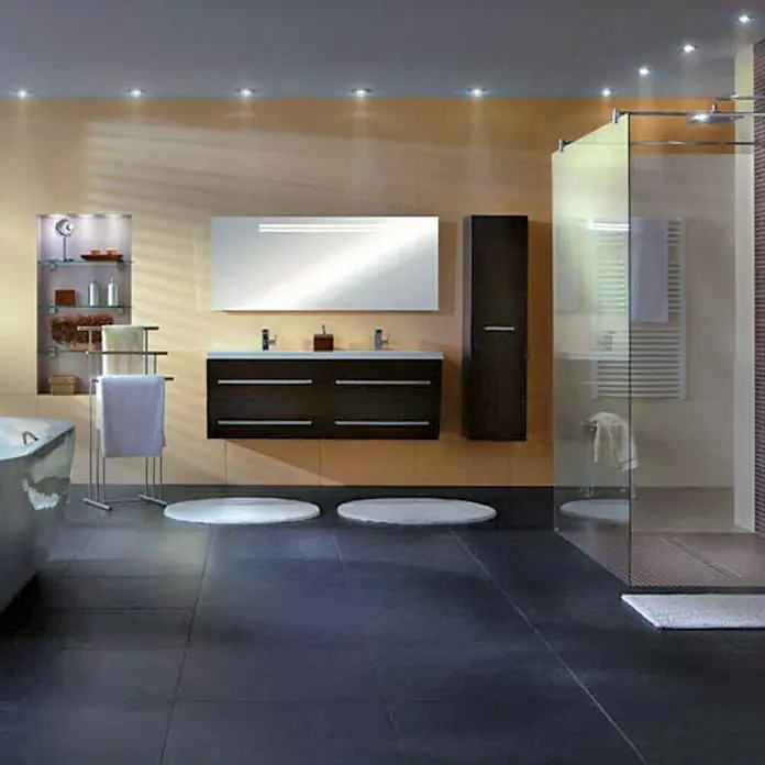 Tween Light LED-Einbauleuchten-Set - 9,6 W, Nickel matt, Warmweiß, IP44 - Modernes Badezimmer mit dunklem Waschtisch, großem Spiegel und Dusche. Das Design besticht durch klare Linien und hochwertige Materialien.