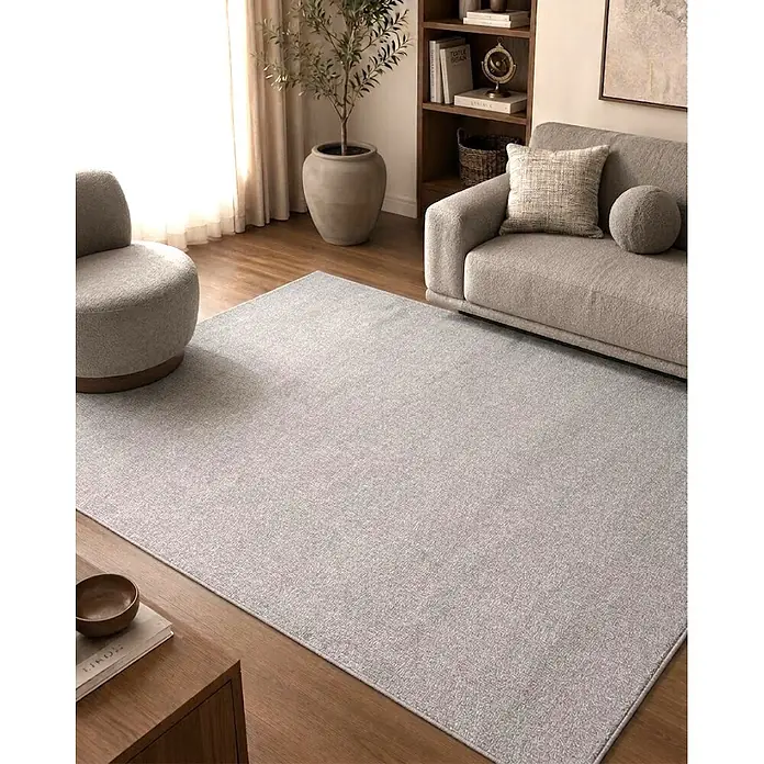 Alfombra de pelo corto Bicolor - Gris, 230 x 160 cm, 100% poliéster - Alfombra texturizada gris claro en una acogedora sala de estar, extendida bajo sofá y sillón.